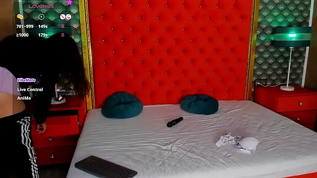 Snapshot of VallerieJones chatting on October 17, 8:28 am VallerieJones online show from October 17, 8:28 am