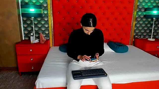 Snapshot of VallerieJones chatting on October 18, 10:27 am VallerieJones online show from October 18, 10:27 am