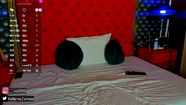 Snapshot of VallerieJones chatting on November 1, 9:28 pm VallerieJones online show from November 1, 9:28 pm