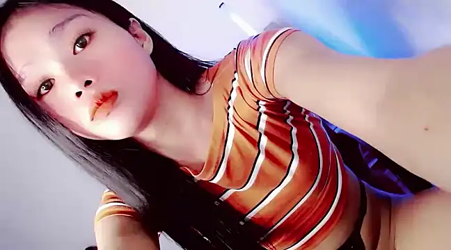 Snapshot of amomentoflust69 chatting on January 18, 5:20 am amomentoflust69 online show from January 18, 5:20 am