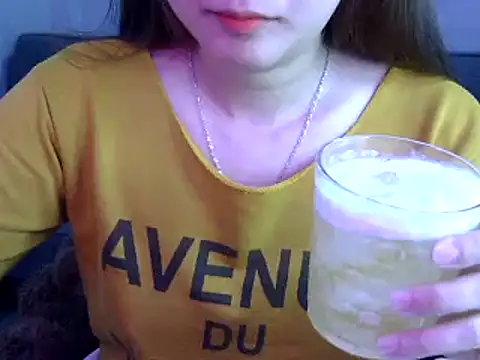 Snapshot of Bee_2k chatting on December 19, 5:18 am Bee 2k online show from December 19, 5:18 am