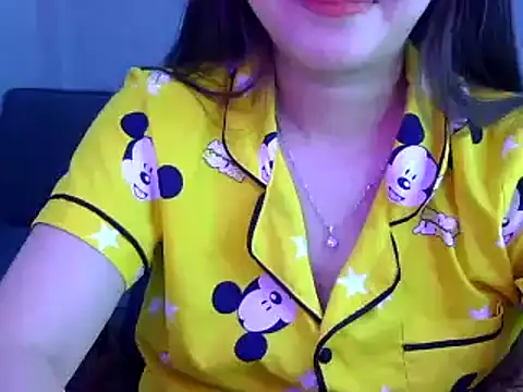 Snapshot of Bee_2k chatting on January 16, 5:11 am Bee 2k online show from January 16, 5:11 am