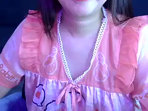 Snapshot of Bee_2k chatting on October 9, 4:43 am Bee 2k online show from October 9, 4:43 am