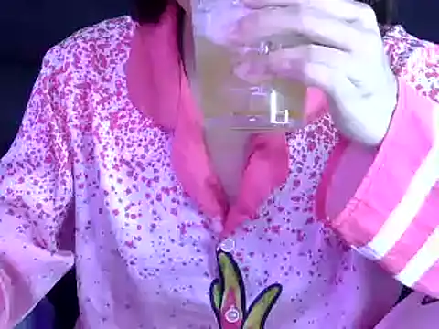 Snapshot of Bee_2k chatting on October 19, 4:46 am Bee 2k online show from October 19, 4:46 am