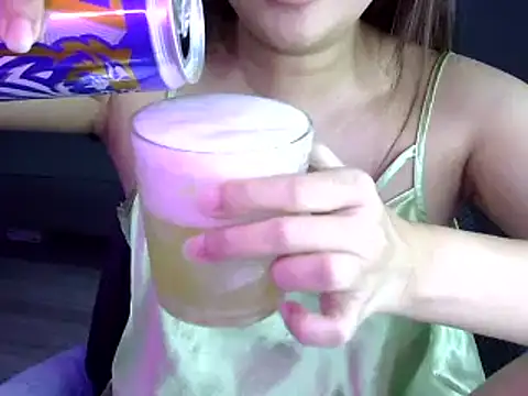 Snapshot of Bee_2k chatting on October 27, 4:49 am Bee 2k online show from October 27, 4:49 am