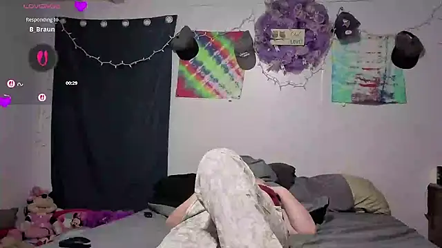 Snapshot of Slutty_Owl420 chatting on May 3, 3:56 am Slutty Owl420 online show from May 3, 3:56 am