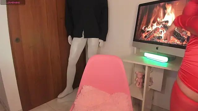 Snapshot of whitneyhot chatting on February 24, 1:25 am whitneyhot online show from February 24, 1:25 am