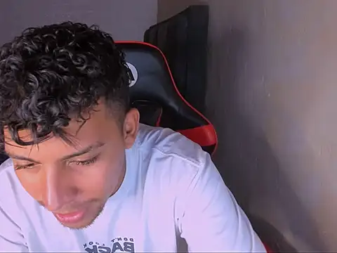 Snapshot of dilan_js chatting on December 2, 11:00 pm dilan js online show from December 2, 11:00 pm