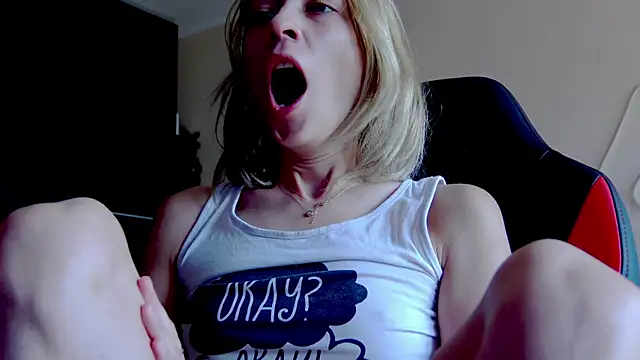 Snapshot of karo123421 chatting on October 11, 8:24 am karo123421 online show from October 11, 8:24 am