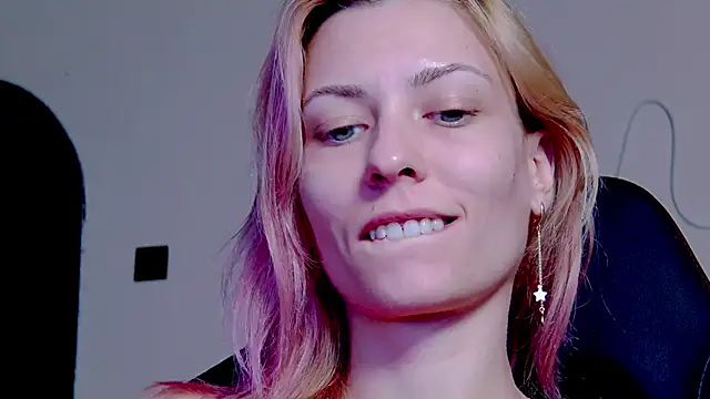 Snapshot of karo123421 chatting on October 31, 8:43 pm karo123421 online show from October 31, 8:43 pm