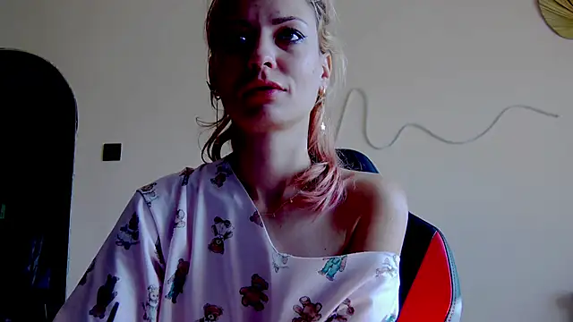 Snapshot of karo123421 chatting on November 2, 9:00 am karo123421 online show from November 2, 9:00 am