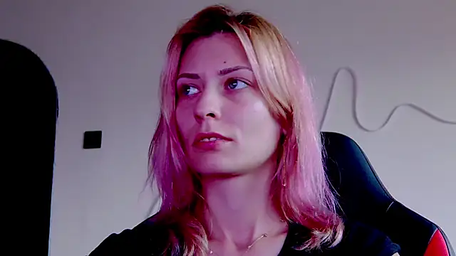 Snapshot of karo123421 chatting on November 4, 9:41 am karo123421 online show from November 4, 9:41 am