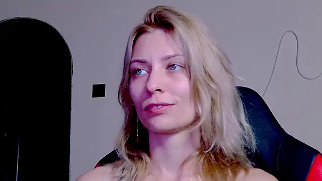 Snapshot of karo123421 chatting on November 4, 9:47 pm karo123421 online show from November 4, 9:47 pm