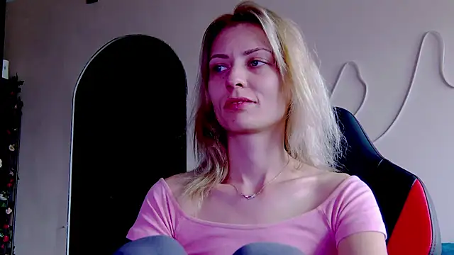 Snapshot of karo123421 chatting on November 7, 8:47 am karo123421 online show from November 7, 8:47 am