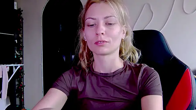 Snapshot of karo123421 chatting on November 8, 10:15 am karo123421 online show from November 8, 10:15 am