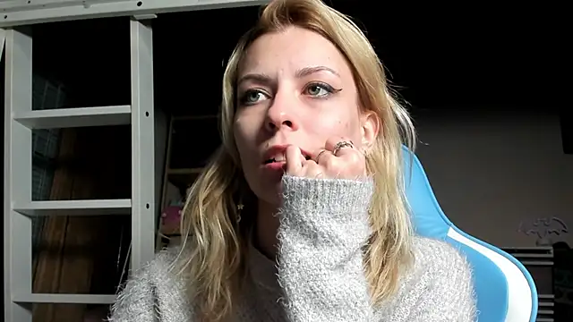 Snapshot of karo123421 chatting on November 10, 9:47 pm karo123421 online show from November 10, 9:47 pm