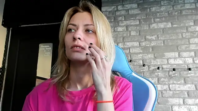 Snapshot of karo123421 chatting on November 13, 8:13 am karo123421 online show from November 13, 8:13 am