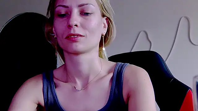 Snapshot of karo123421 chatting on November 14, 8:35 am karo123421 online show from November 14, 8:35 am