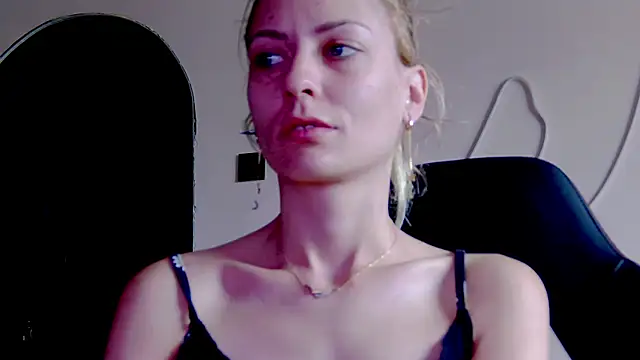 Snapshot of karo123421 chatting on November 15, 10:23 am karo123421 online show from November 15, 10:23 am