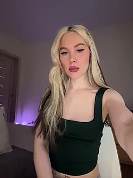 Snapshot of xDinnax chatting on March 27, 8:20 am xDinnax online show from March 27, 8:20 am