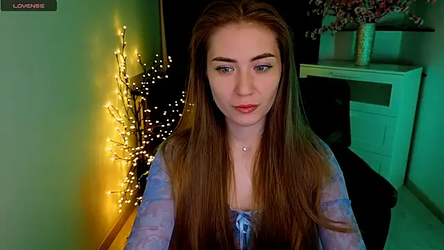 Snapshot of Adelyna_Bird chatting on April 30, 6:31 am Adelyna Bird online show from April 30, 6:31 am