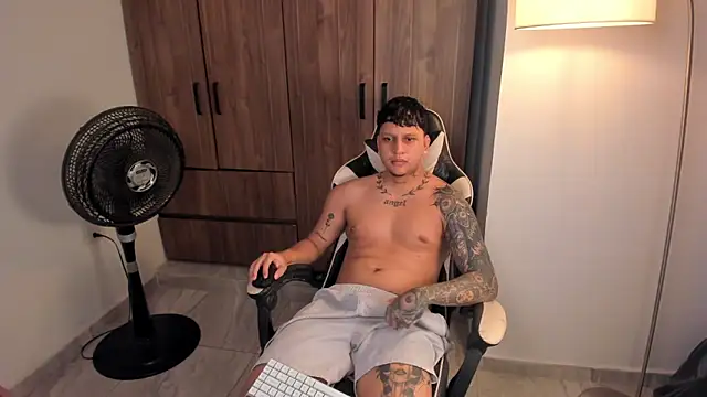 Snapshot of Jake_simons chatting on June 13, 9:24 pm Jake simons online show from June 13, 9:24 pm
