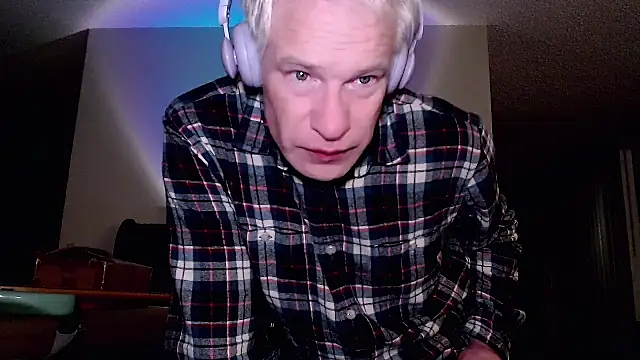 Snapshot of Snarfle82 chatting on October 26, 4:40 am Snarfle82 online show from October 26, 4:40 am