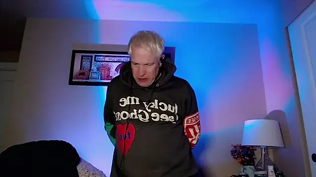 Snapshot of Snarfle82 chatting on December 1, 12:32 pm Snarfle82 online show from December 1, 12:32 pm