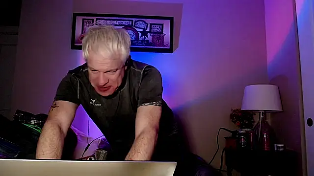 Snapshot of Snarfle82 chatting on December 15, 8:51 am Snarfle82 online show from December 15, 8:51 am