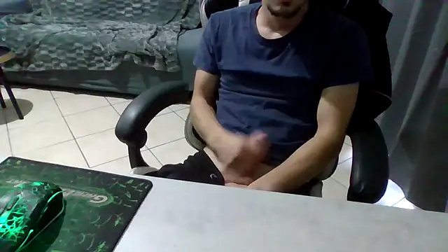 Snapshot of simoninside25 chatting on October 11, 2:15 pm simoninside25 online show from October 11, 2:15 pm