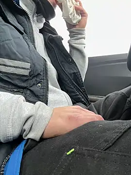 Snapshot of simoninside25 chatting on December 16, 12:32 pm simoninside25 online show from December 16, 12:32 pm