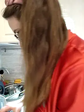 Snapshot of DienkaGreen chatting on December 14, 1:05 pm DienkaGreen online show from December 14, 1:05 pm