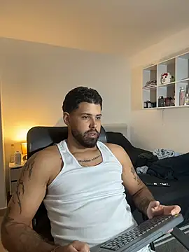 Snapshot of Justyn_Torres chatting on July 29, 4:49 pm Justyn Torres online show from July 29, 4:49 pm
