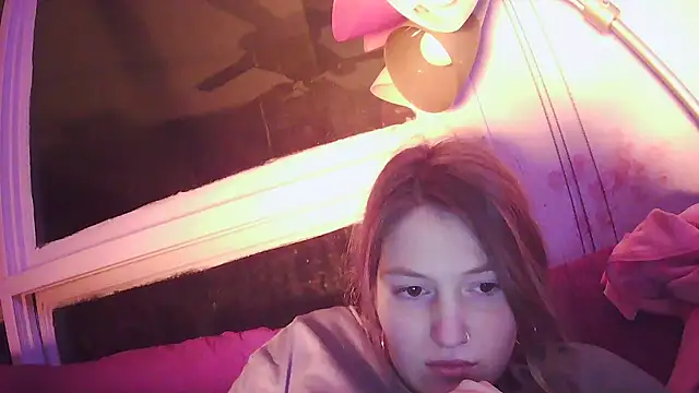 Snapshot of Angelk43 chatting on February 21, 5:52 am Angelk43 online show from February 21, 5:52 am