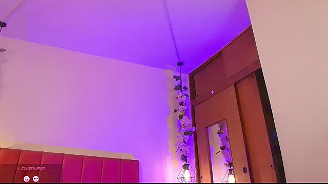 Snapshot of Athompzon chatting on February 13, 11:17 am Athompzon online show from February 13, 11:17 am