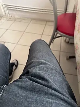 Snapshot of MAHKE12 chatting on October 31, 7:31 am MAHKE12 online show from October 31, 7:31 am