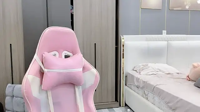 Snapshot of ANNA102 chatting on February 16, 7:59 am ANNA102 online show from February 16, 7:59 am