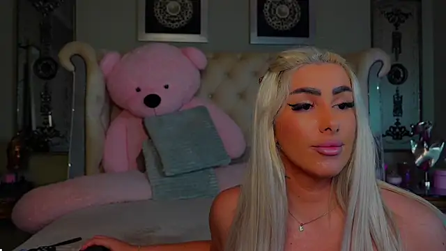 Snapshot of Squirt_Tanya chatting on February 3, 5:18 am Squirt Tanya online show from February 3, 5:18 am