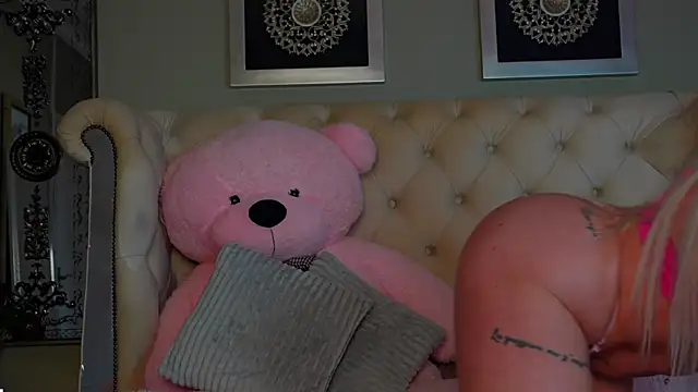 Snapshot of Squirt_Tanya chatting on February 6, 5:46 am Squirt Tanya online show from February 6, 5:46 am