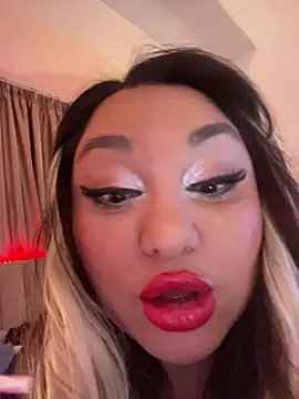 Snapshot of Larissa_K chatting on November 14, 5:28 am Larissa K online show from November 14, 5:28 am