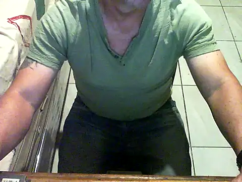 Snapshot of reventador_46 chatting on December 17, 3:28 am reventador 46 online show from December 17, 3:28 am