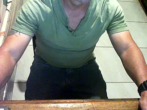 Snapshot of reventador_46 chatting on December 17, 11:05 pm reventador 46 online show from December 17, 11:05 pm