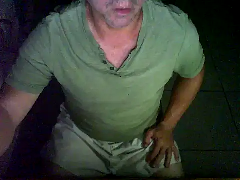 Snapshot of reventador_46 chatting on December 21, 5:47 am reventador 46 online show from December 21, 5:47 am