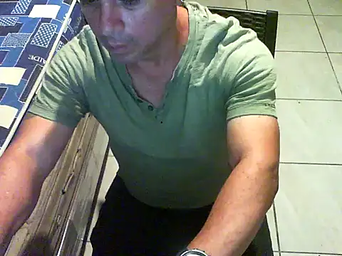 Snapshot of reventador_46 chatting on December 31, 5:11 am reventador 46 online show from December 31, 5:11 am