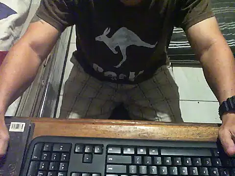 Snapshot of reventador_46 chatting on January 5, 6:35 am reventador 46 online show from January 5, 6:35 am