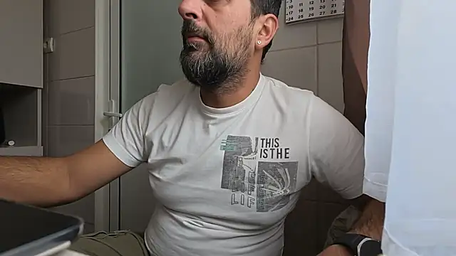 Snapshot of TigerOne19 chatting on November 6, 10:38 am TigerOne19 online show from November 6, 10:38 am