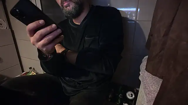 Snapshot of TigerOne19 chatting on December 3, 9:13 pm TigerOne19 online show from December 3, 9:13 pm