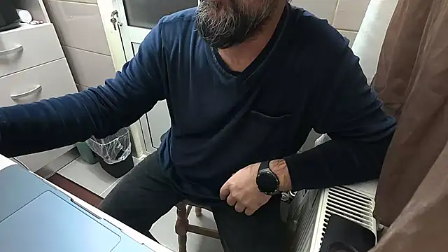 Snapshot of TigerOne19 chatting on December 13, 7:53 pm TigerOne19 online show from December 13, 7:53 pm