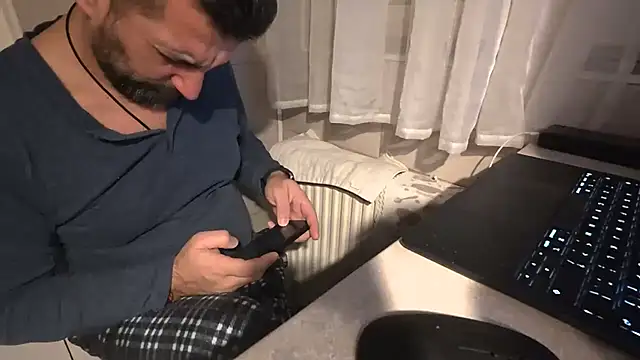 Snapshot of TigerOne19 chatting on January 15, 8:34 pm TigerOne19 online show from January 15, 8:34 pm