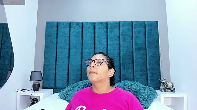 Snapshot of DanielleEvans_ chatting on December 14, 11:15 am DanielleEvans online show from December 14, 11:15 am